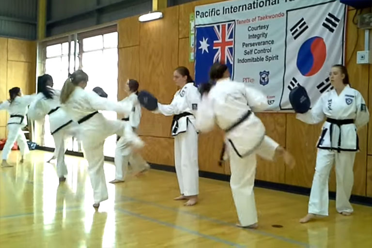 girls taekwondo training